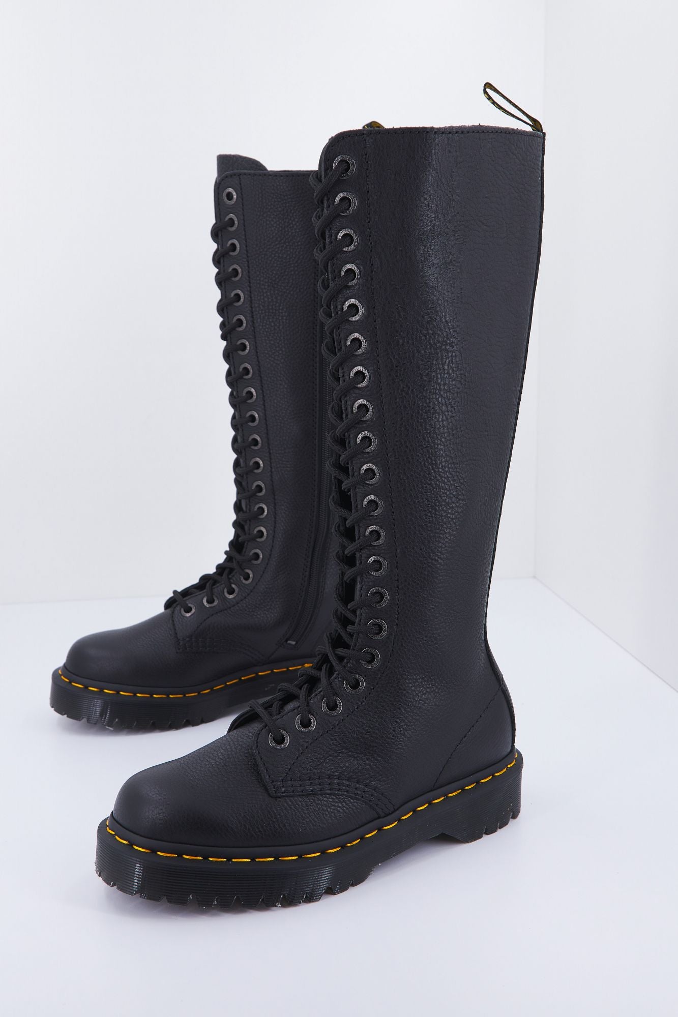 DR. MARTENS 1B60 BEX en color NEGRO (1)