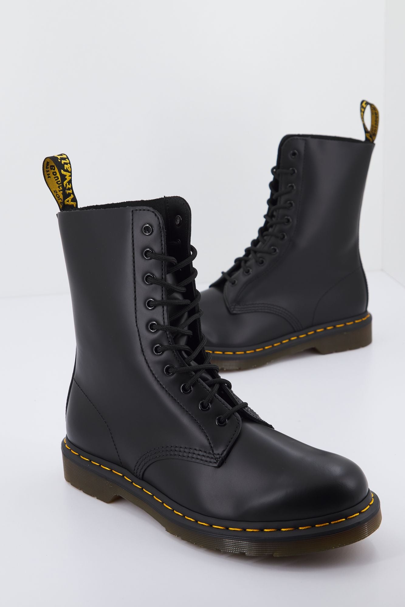 DR. MARTENS 1490  en color NEGRO (1)