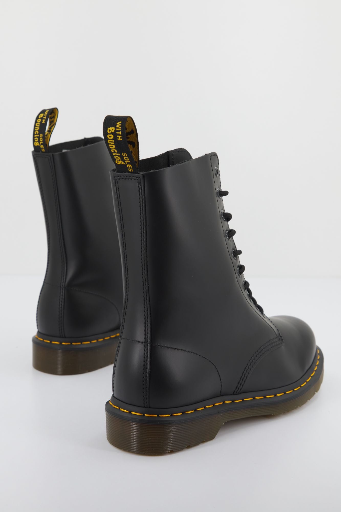 DR. MARTENS 1490  en color NEGRO (2)