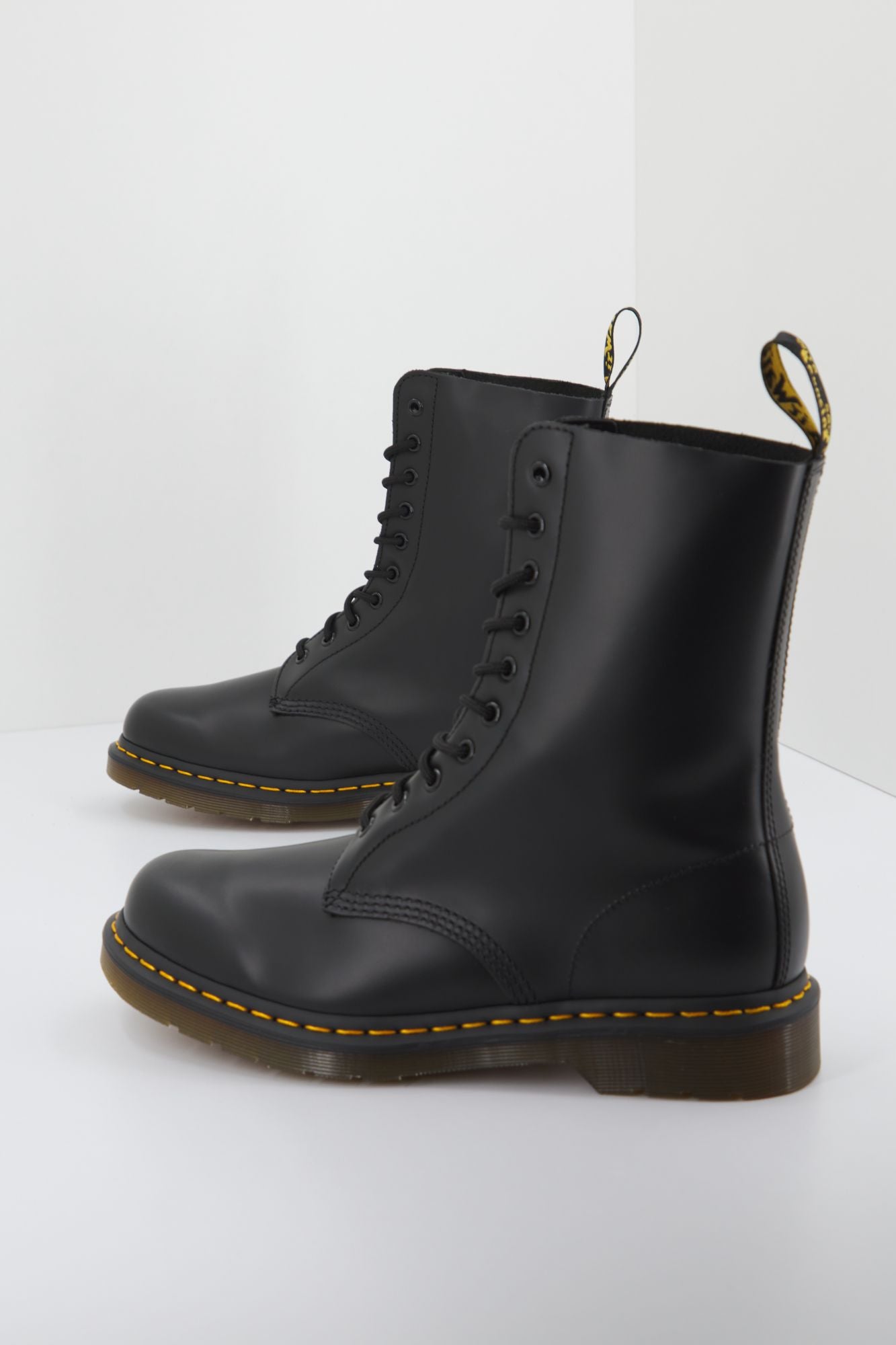 DR. MARTENS 1490  en color NEGRO (3)