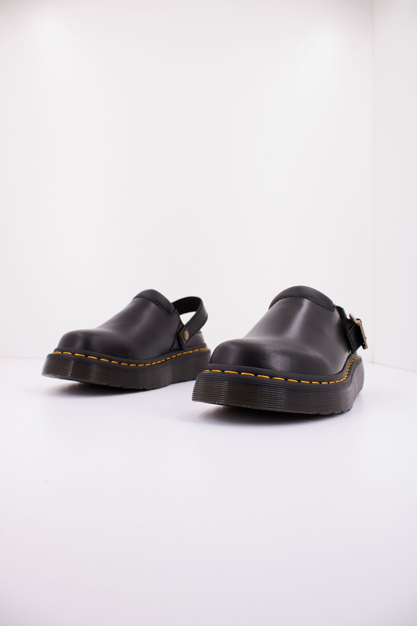 DR. MARTENS LAKETEN en color NEGRO (2)