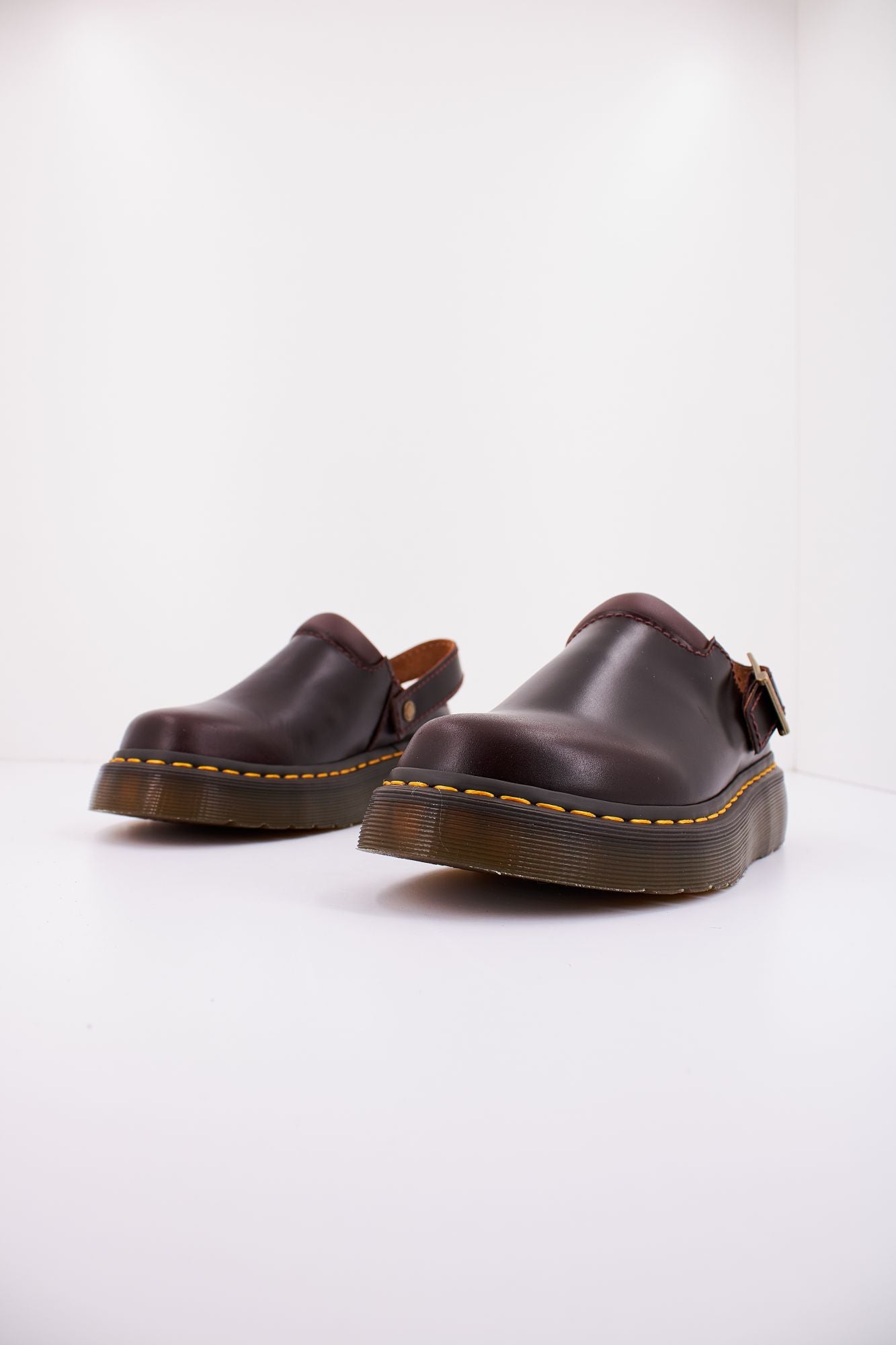 DR. MARTENS LAKETEN en color MARRON (2)