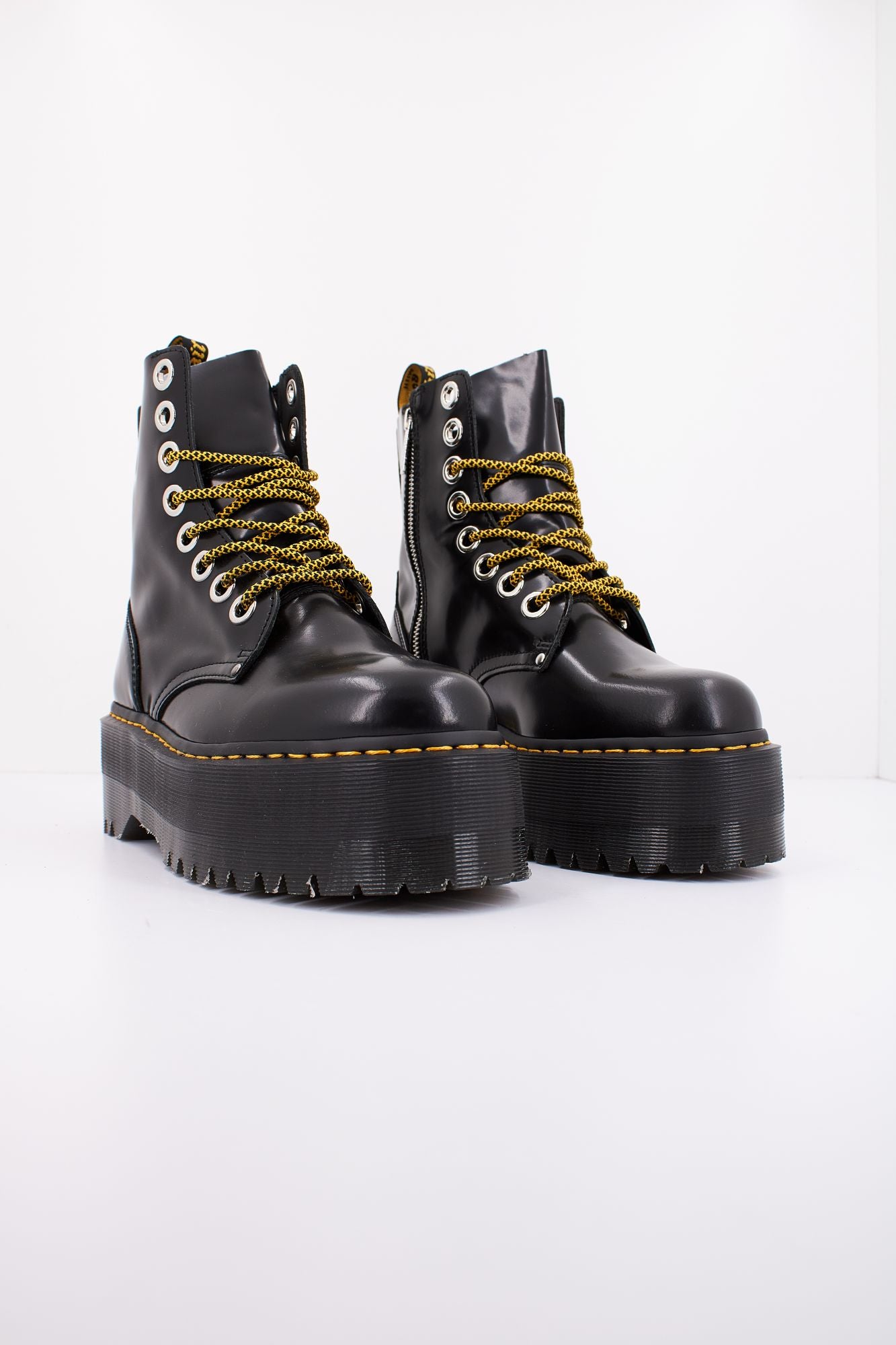 DR. MARTENS JADON MAX 8-EYE BUTTE en color NEGRO (2)