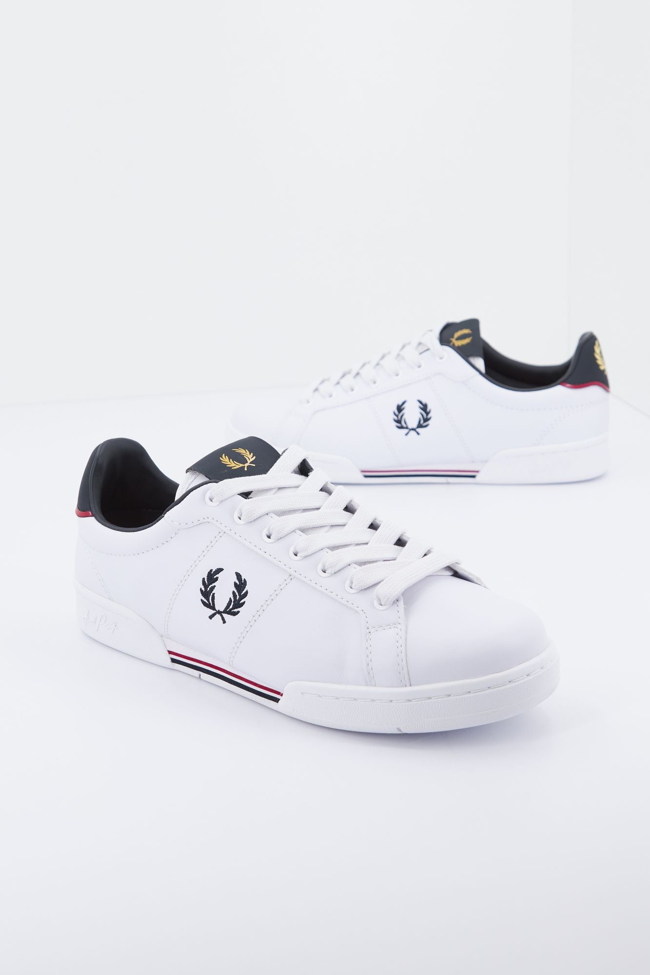 FRED PERRY LEATHER en color BLANCO (1)