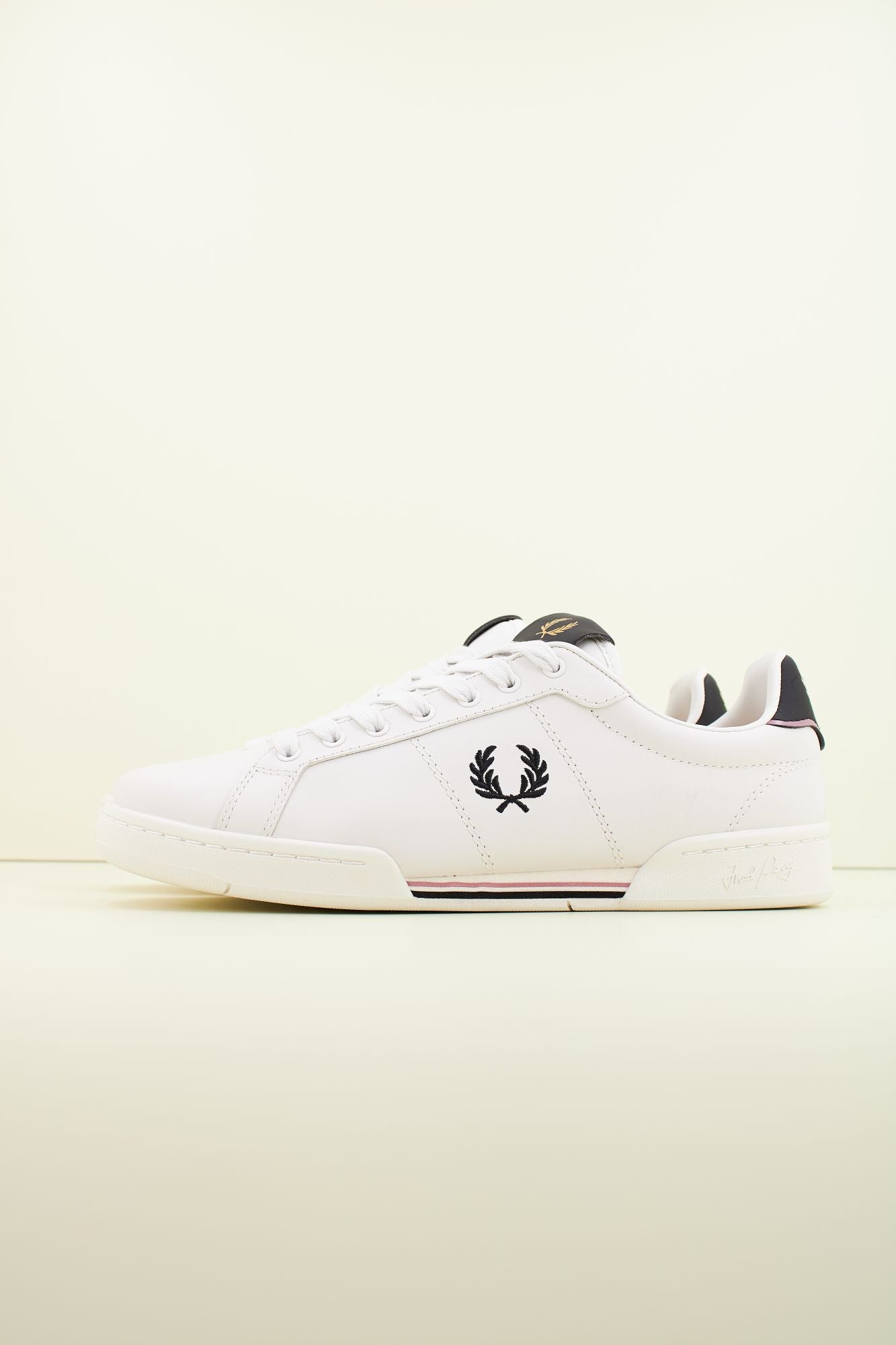 FRED PERRY  B722 LEATHER en color BLANCO (1)