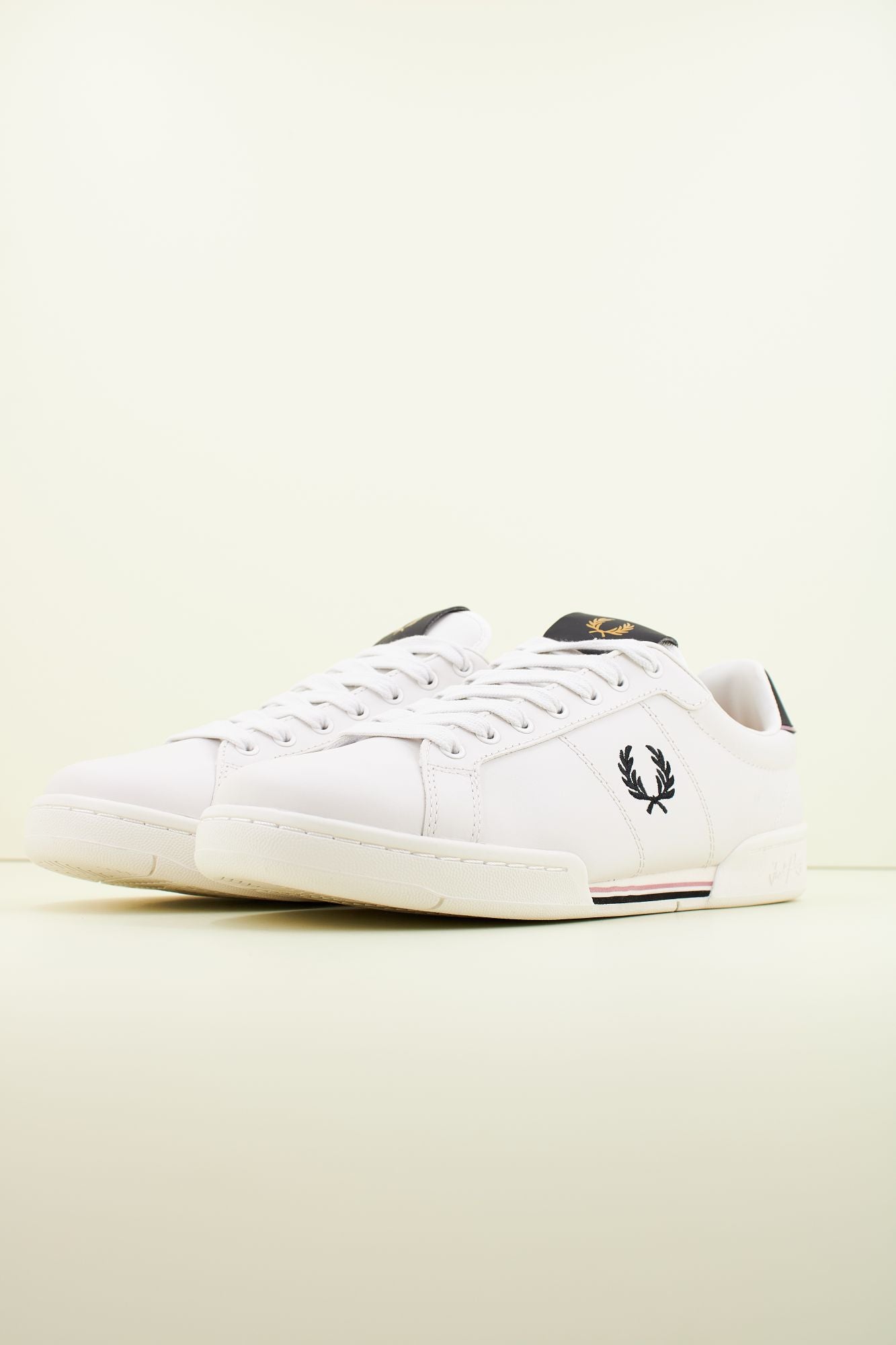 FRED PERRY  B722 LEATHER en color BLANCO (2)