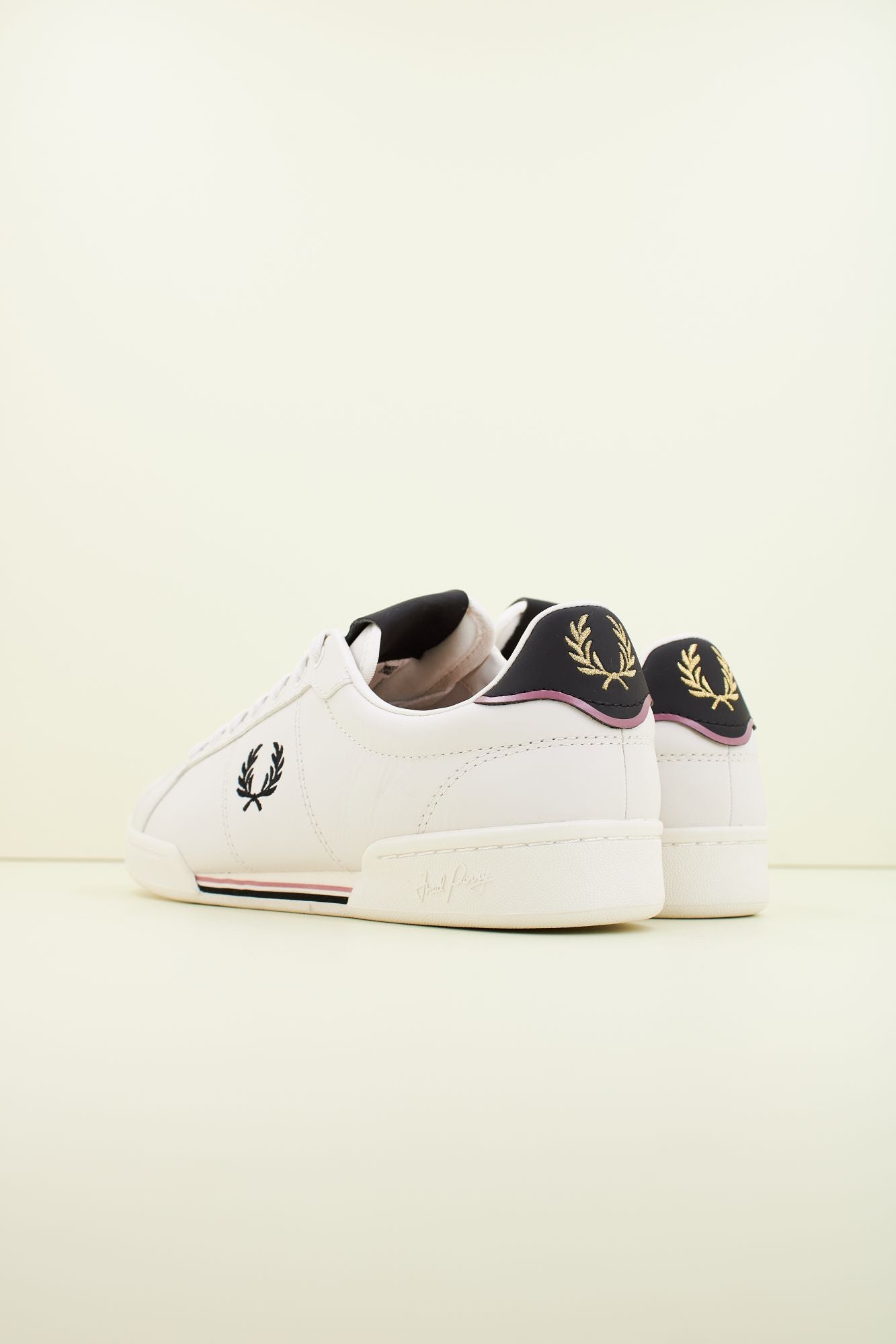 FRED PERRY  B722 LEATHER en color BLANCO (3)