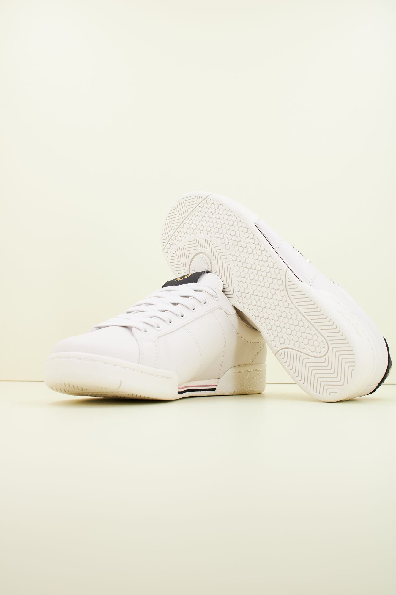 FRED PERRY  B722 LEATHER en color BLANCO (4)