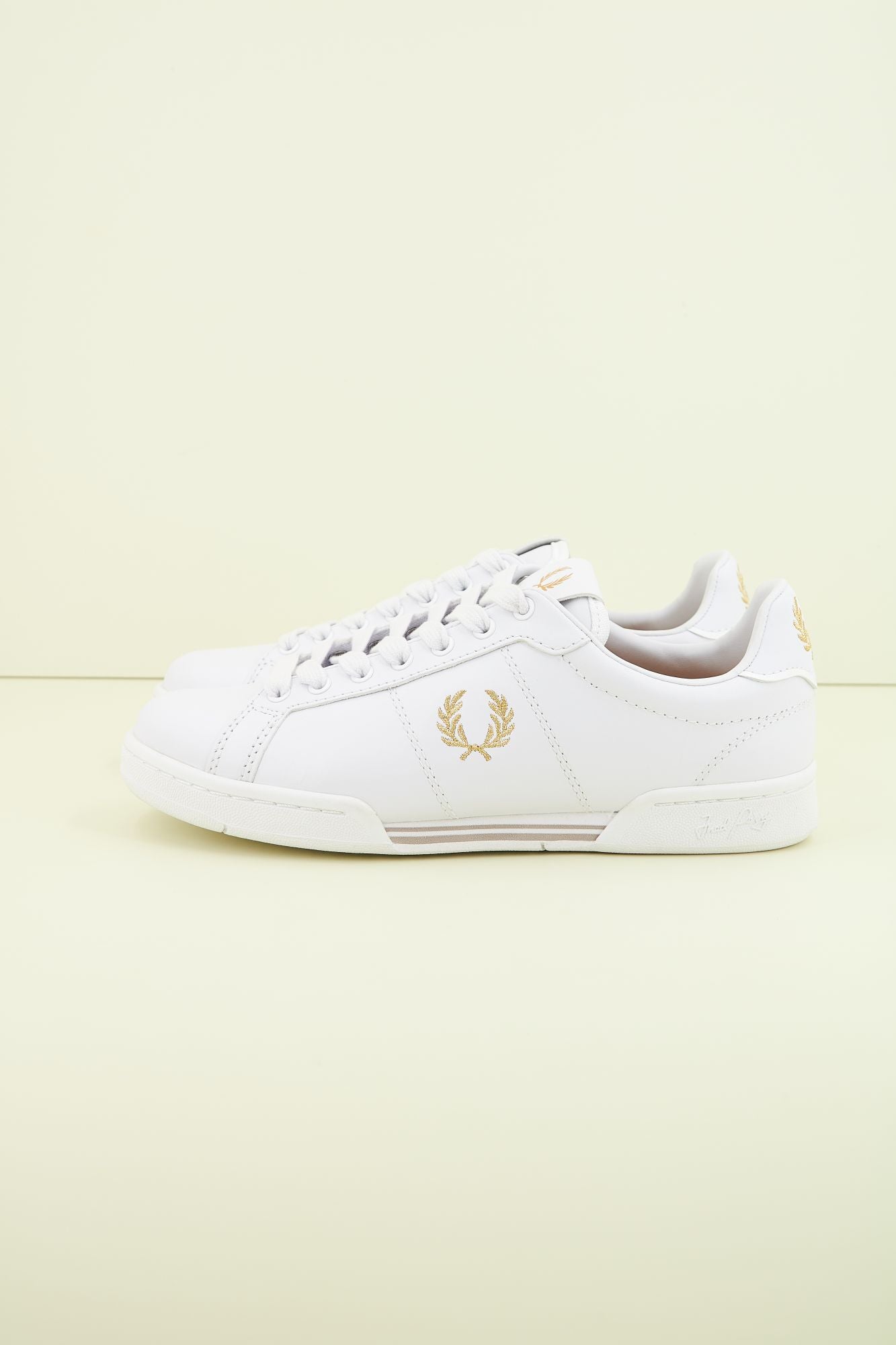 FRED PERRY  B722 LEATHER en color BLANCO (1)