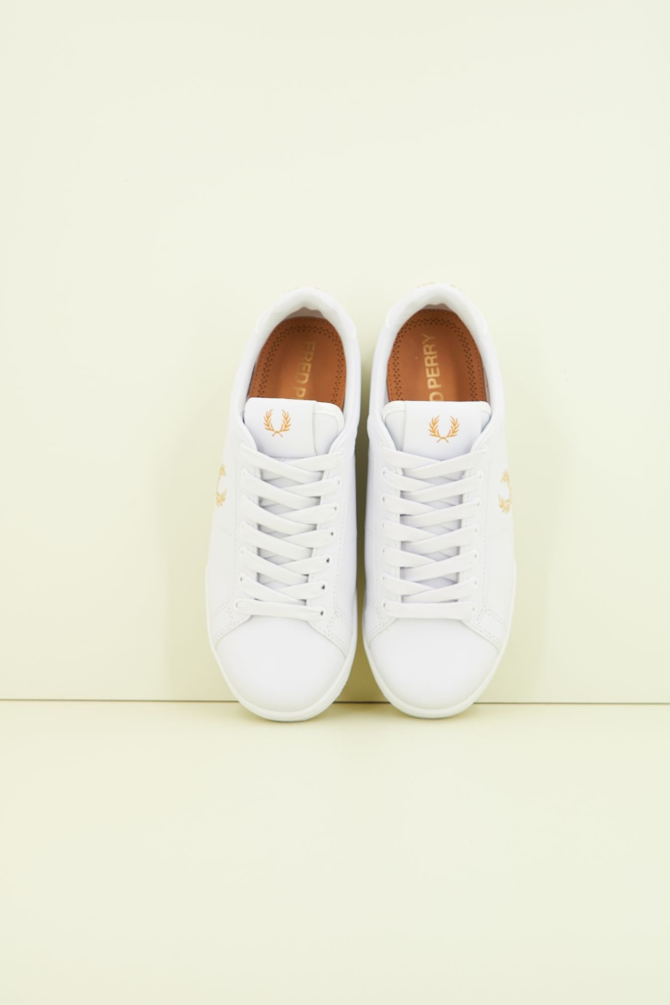 FRED PERRY  B722 LEATHER en color BLANCO (2)