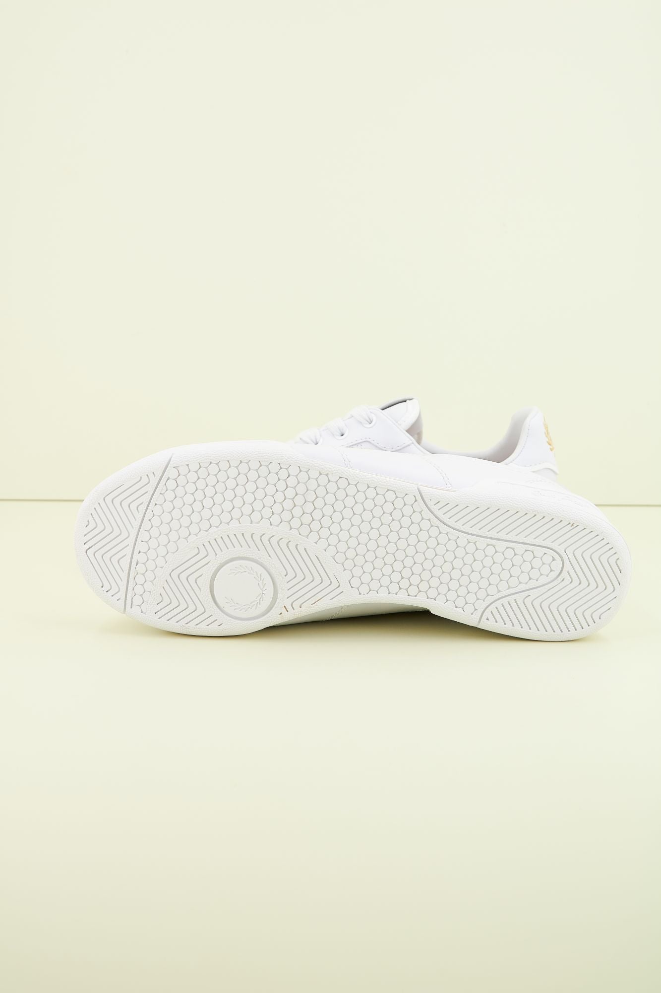 FRED PERRY  B722 LEATHER en color BLANCO (4)