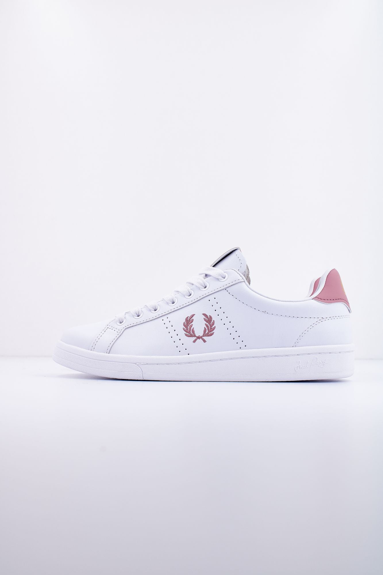 FRED PERRY LEATHER en color BLANCO (1)