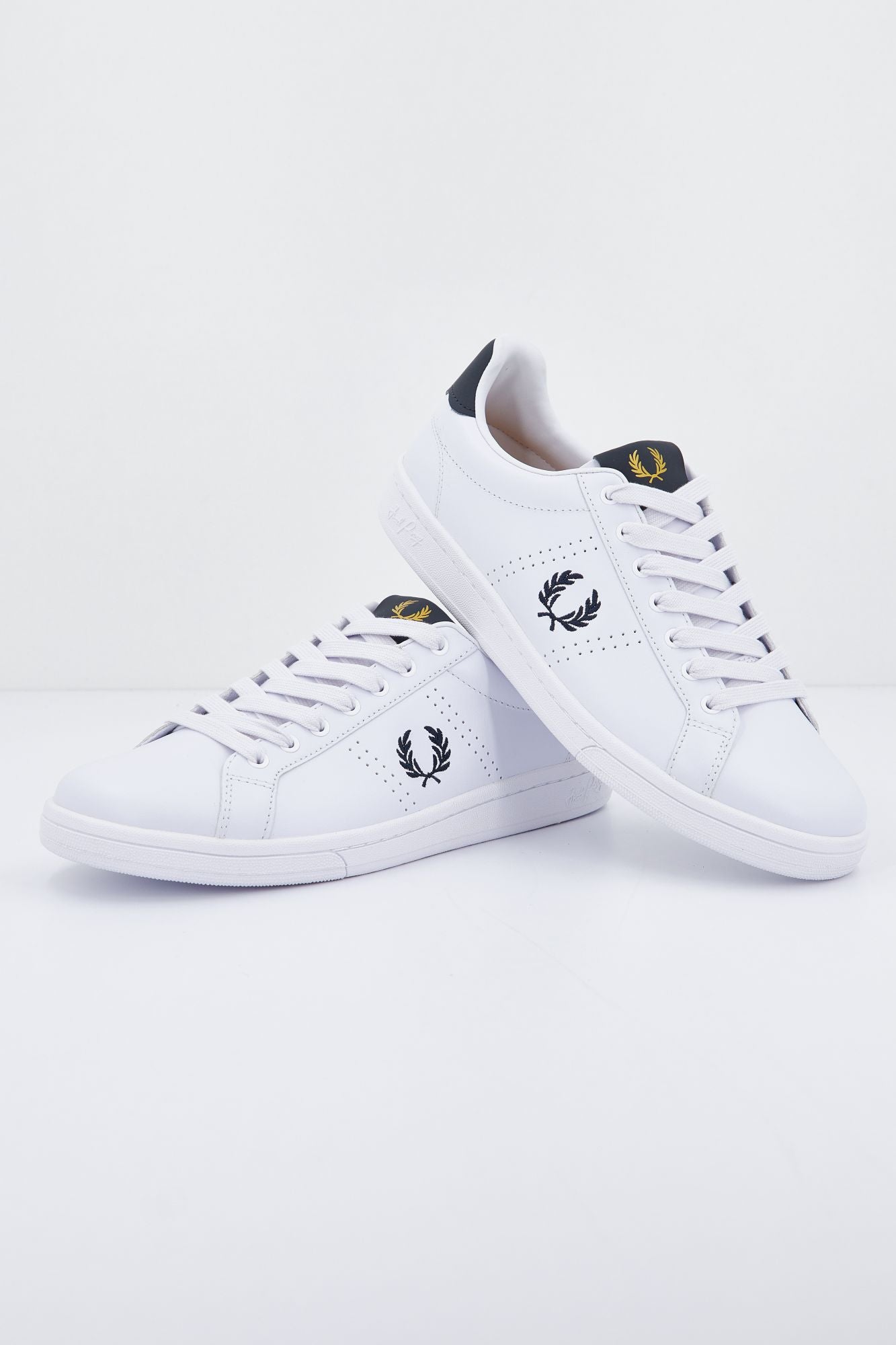 FRED PERRY  LEATHER en color BLANCO (1)