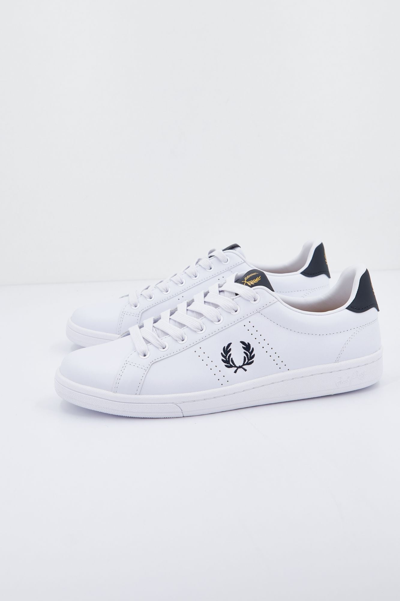 FRED PERRY  LEATHER en color BLANCO (2)