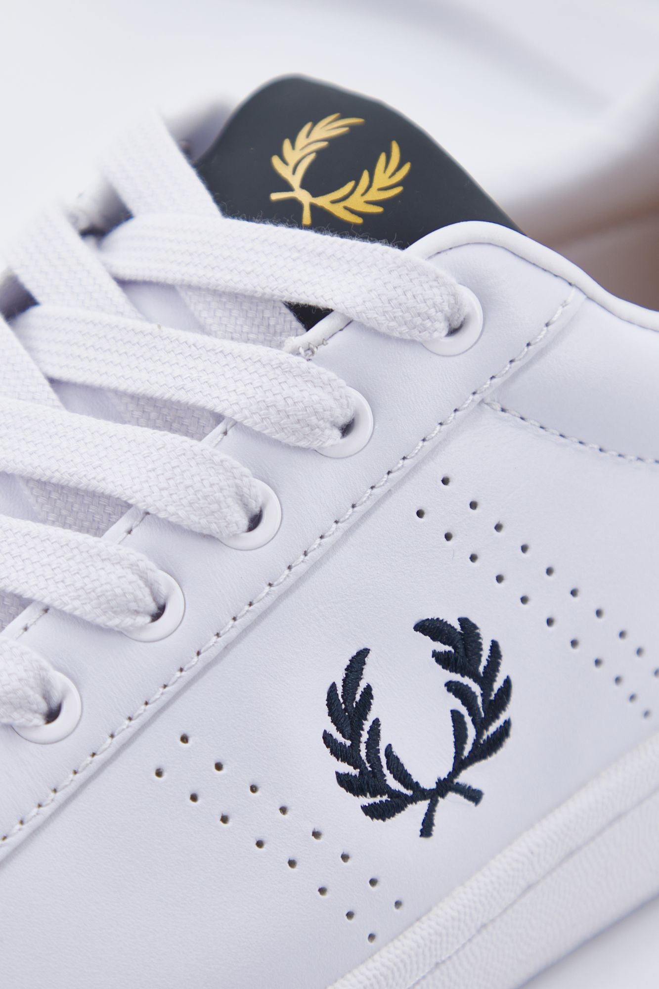 FRED PERRY  LEATHER en color BLANCO (4)