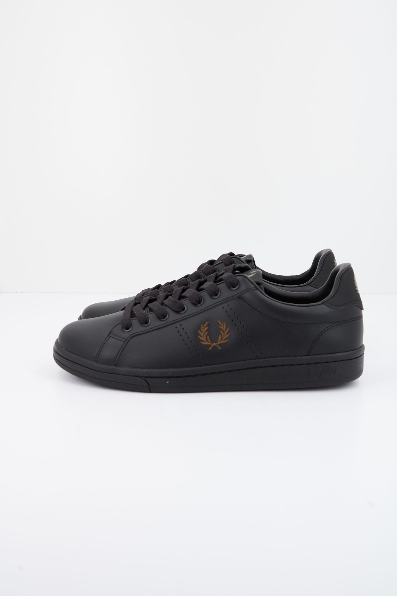 FRED PERRY LEATHER en color NEGRO (1)