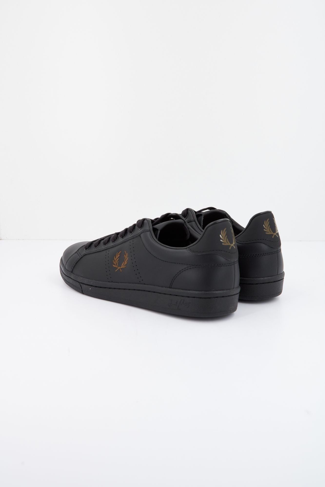 FRED PERRY LEATHER en color NEGRO (3)