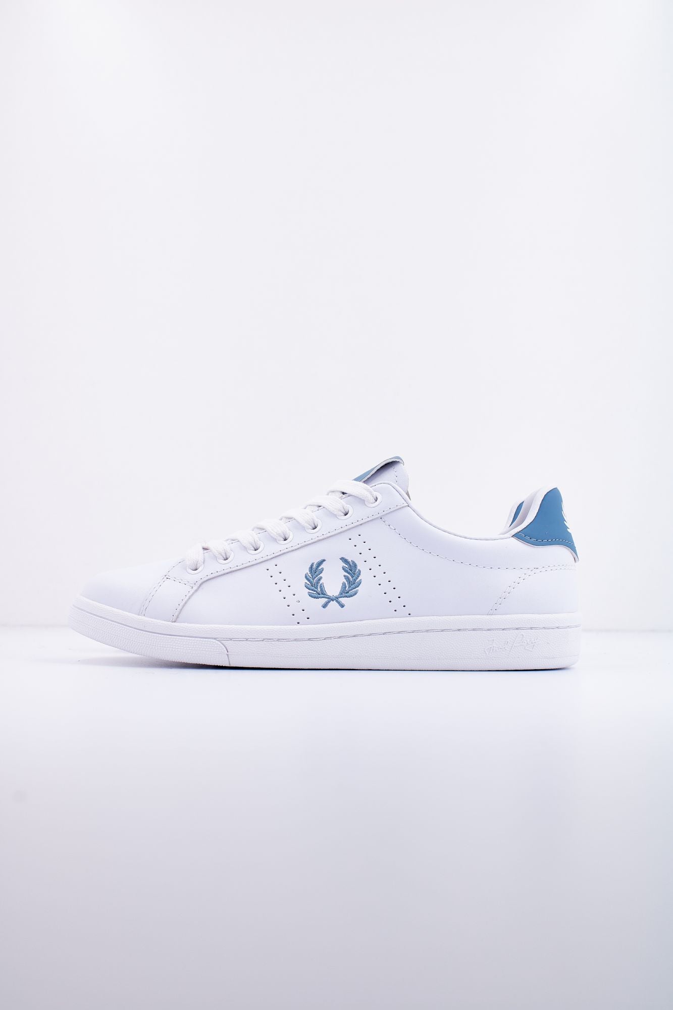 FRED PERRY  LEATHER en color BLANCO (1)