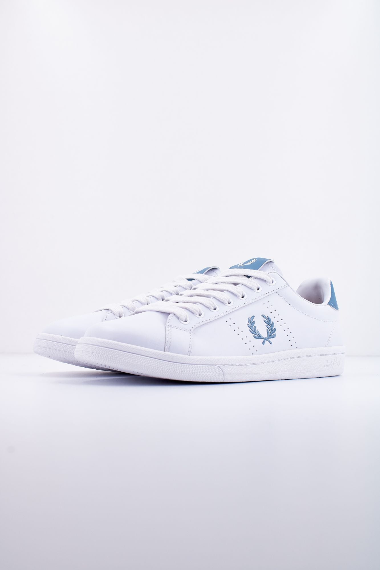 FRED PERRY  LEATHER en color BLANCO (2)