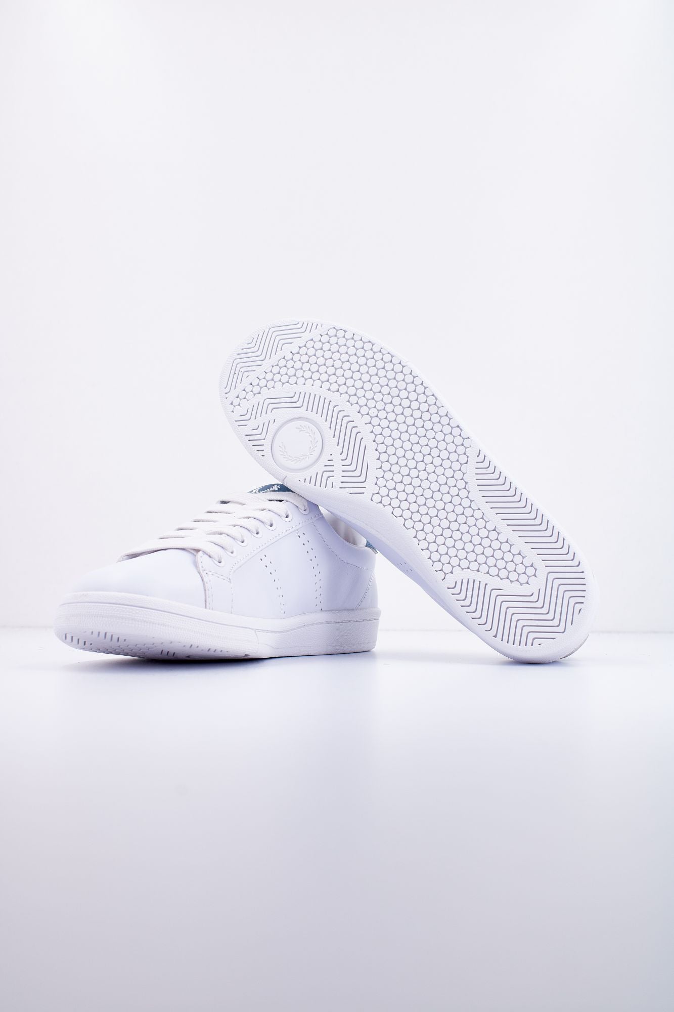 FRED PERRY  LEATHER en color BLANCO (4)