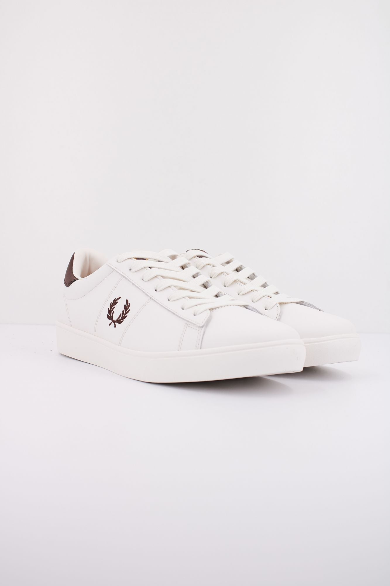 FRED PERRY SPENCER LEATHER en color BLANCO (2)