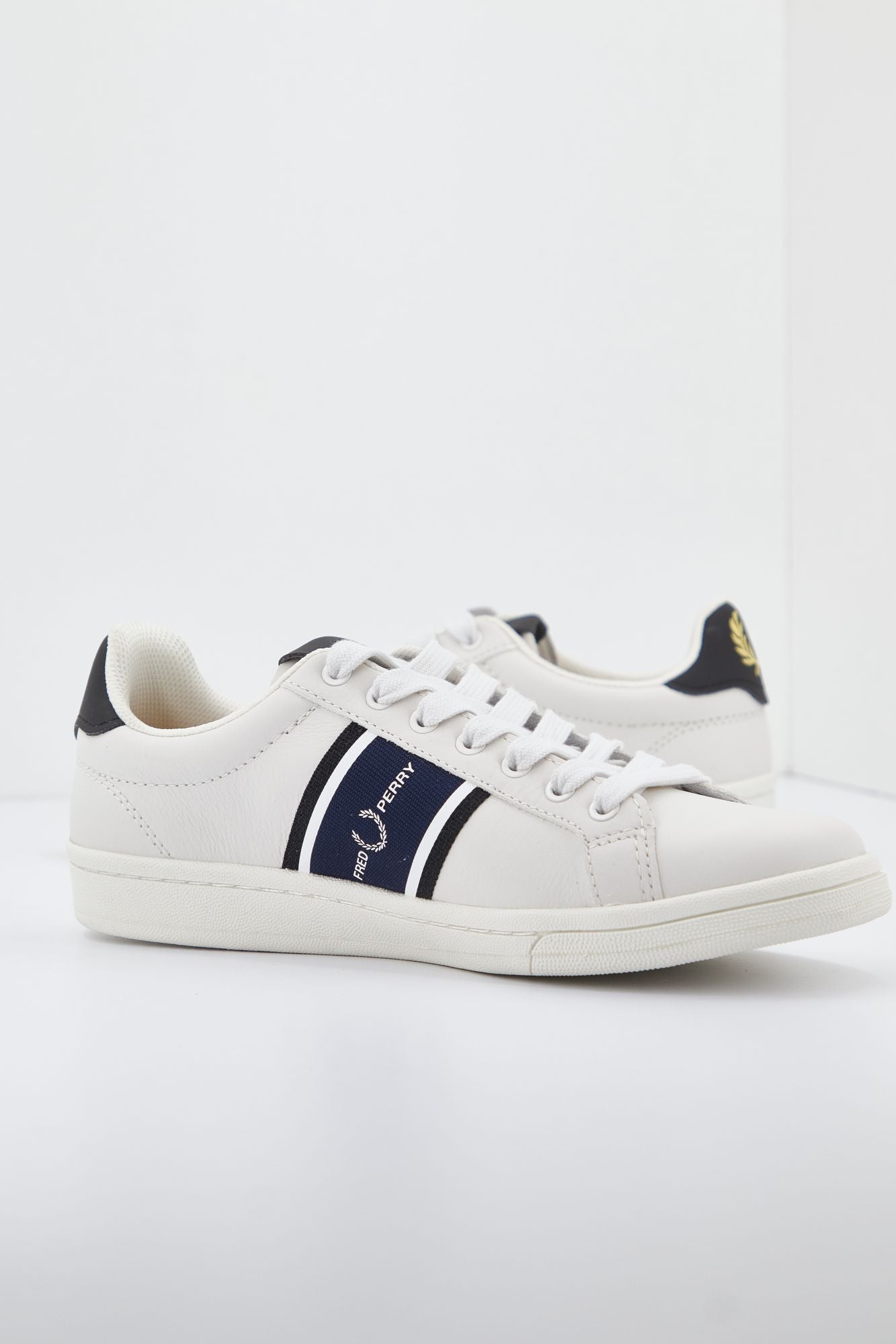 FRED PERRY B721 LEATHER en color BLANCO (1)