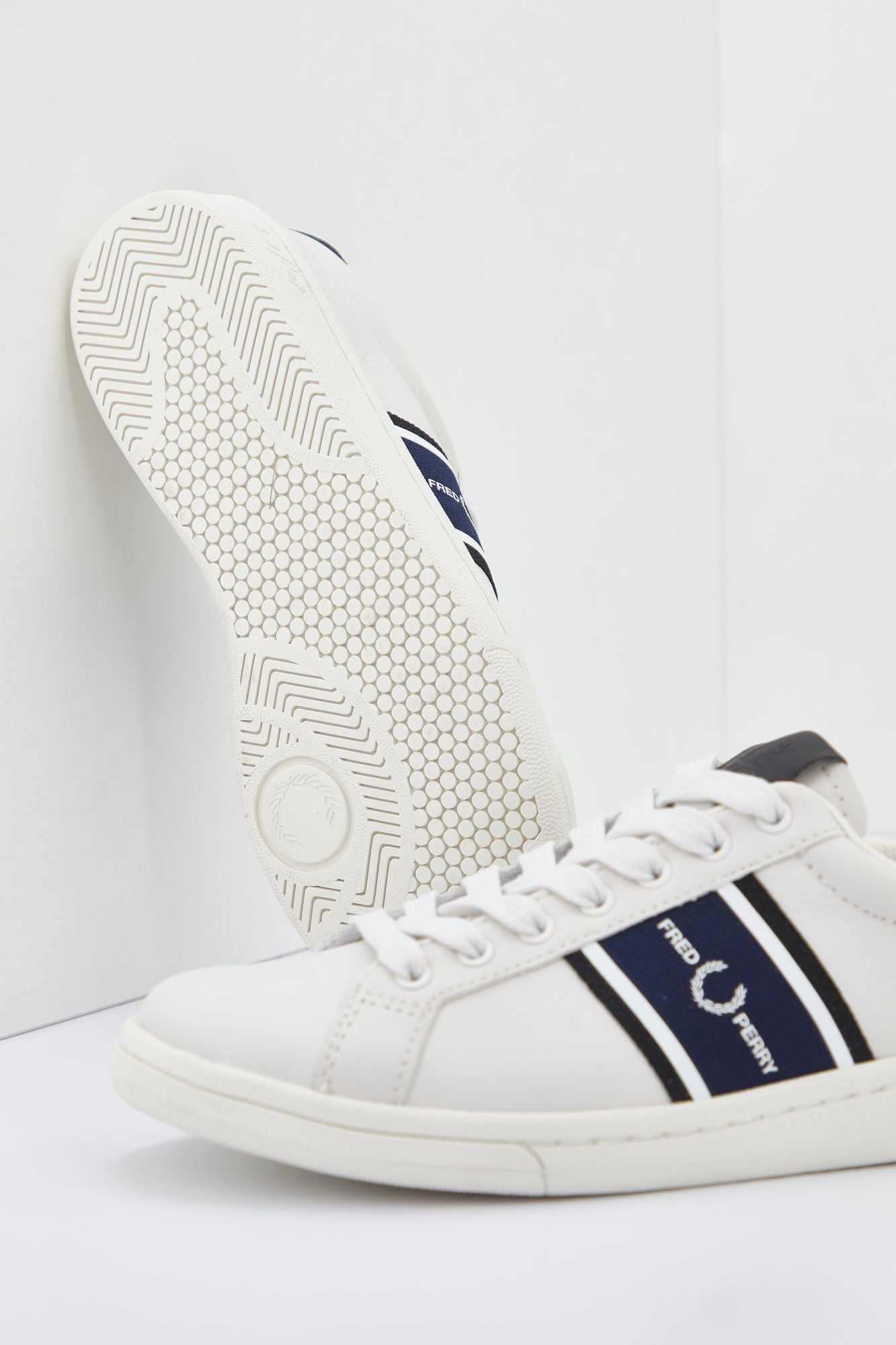 FRED PERRY B721 LEATHER en color BLANCO (2)