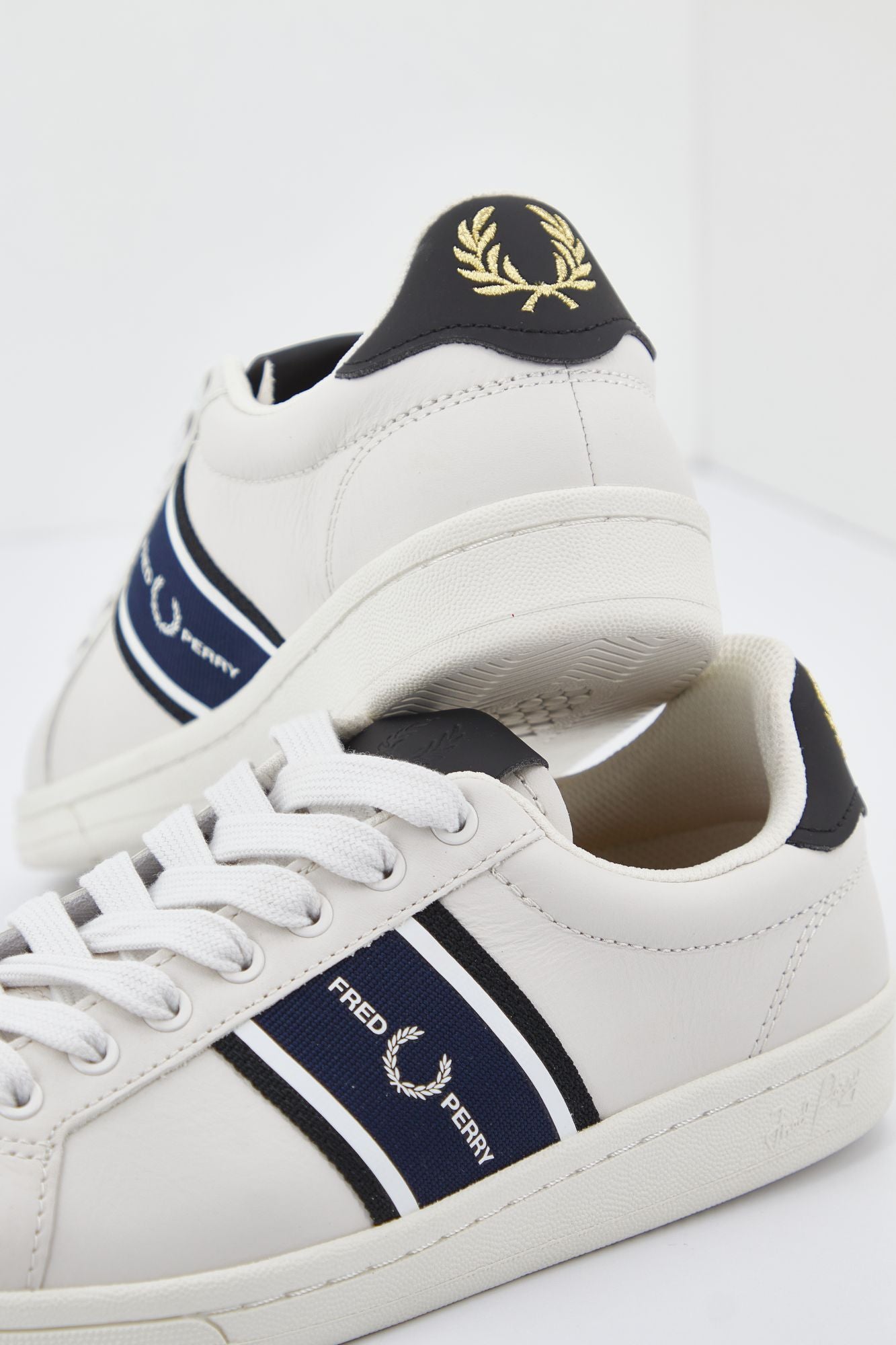 FRED PERRY B721 LEATHER en color BLANCO (3)