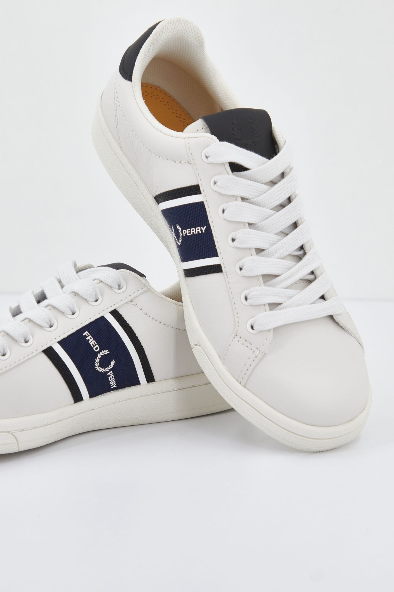 FRED PERRY B721 LEATHER en color BLANCO (4)