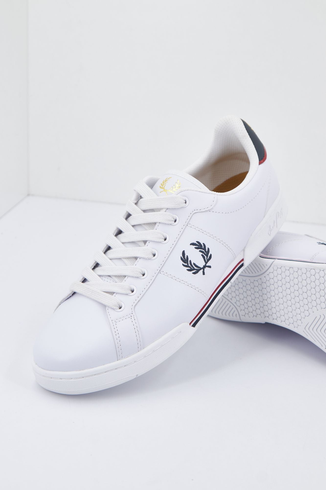 FRED PERRY  B722 LEATHER en color BLANCO (3)