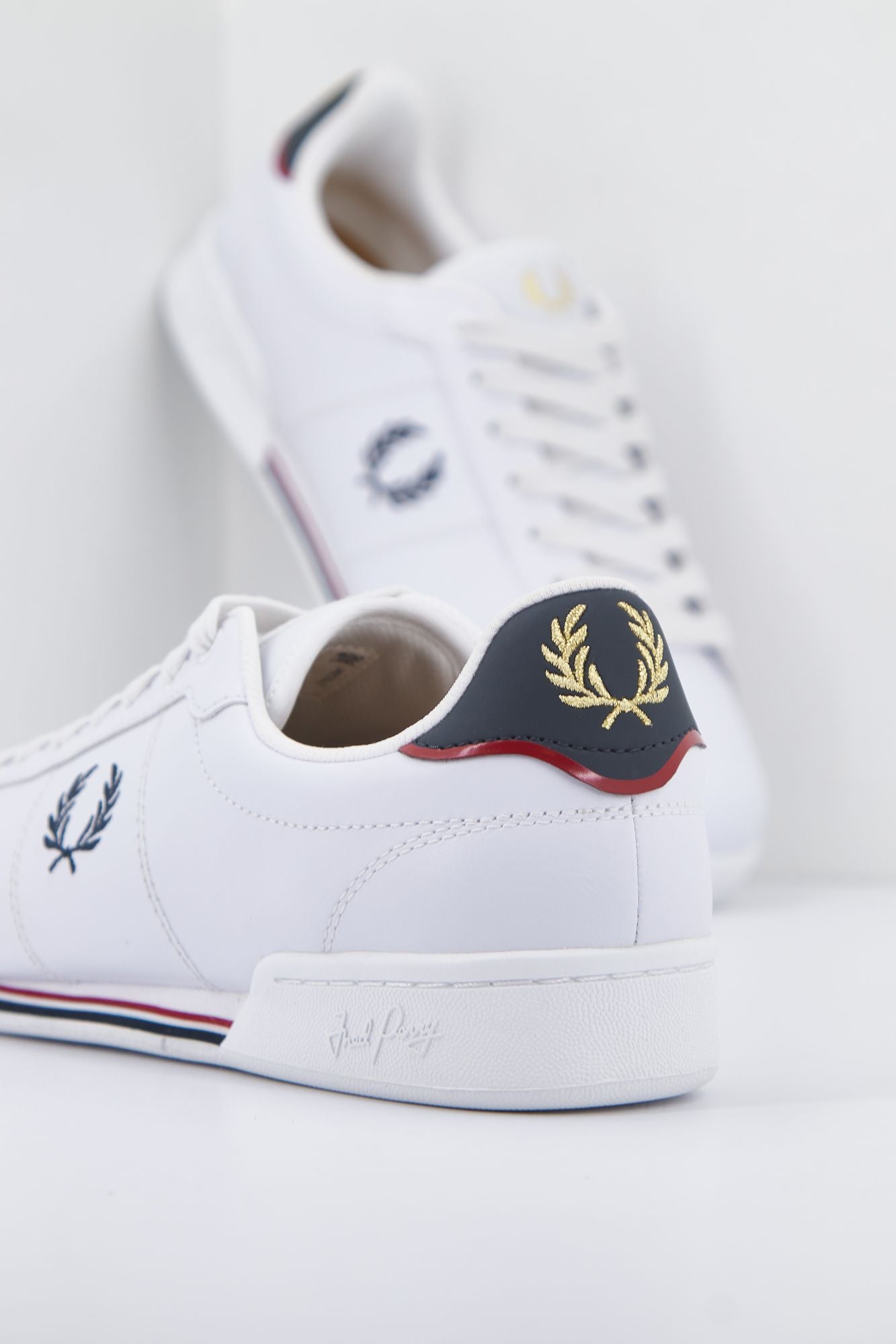 FRED PERRY  B722 LEATHER en color BLANCO (4)