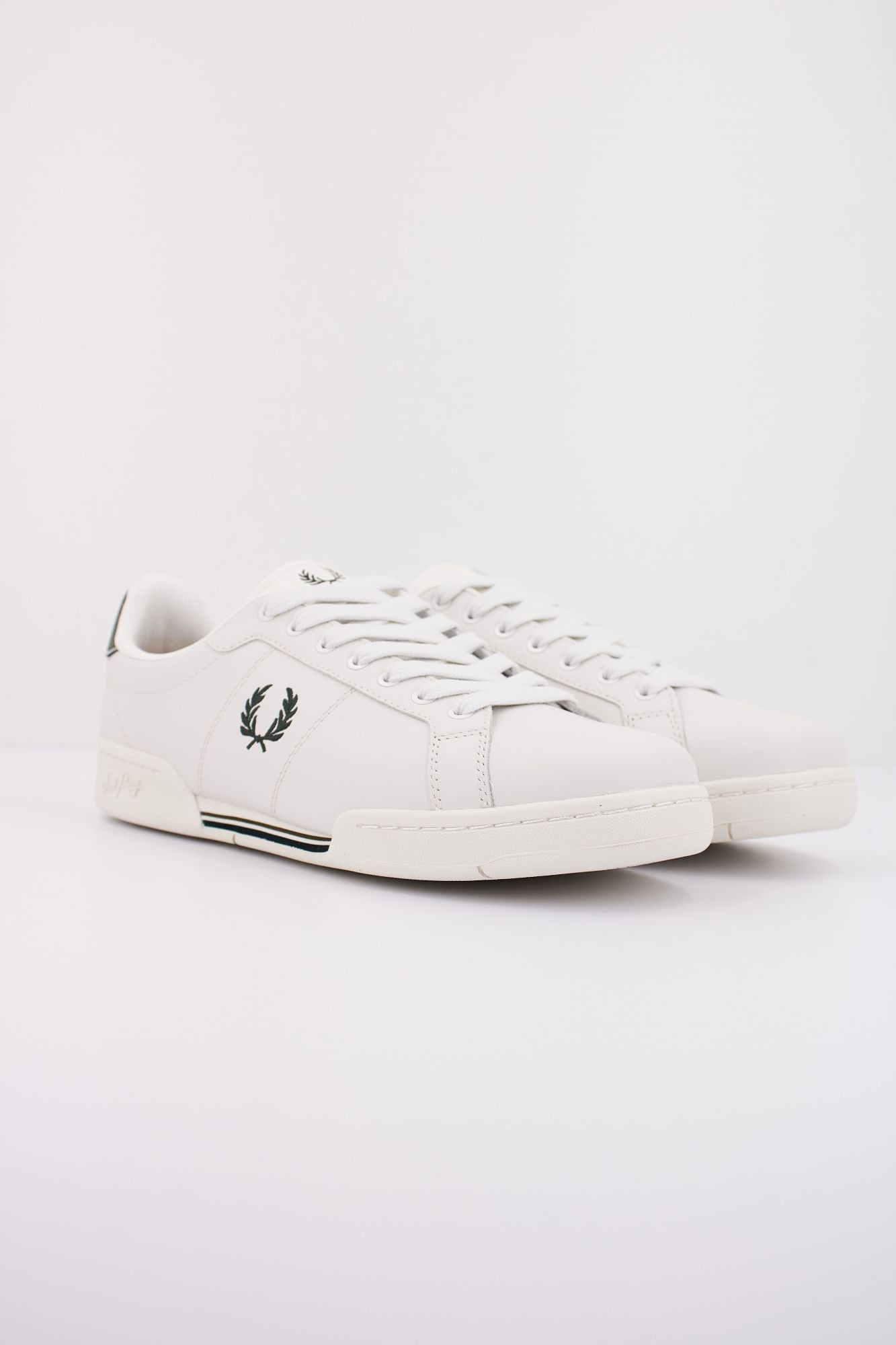 FRED PERRY B722 LEATHER en color BLANCO (2)