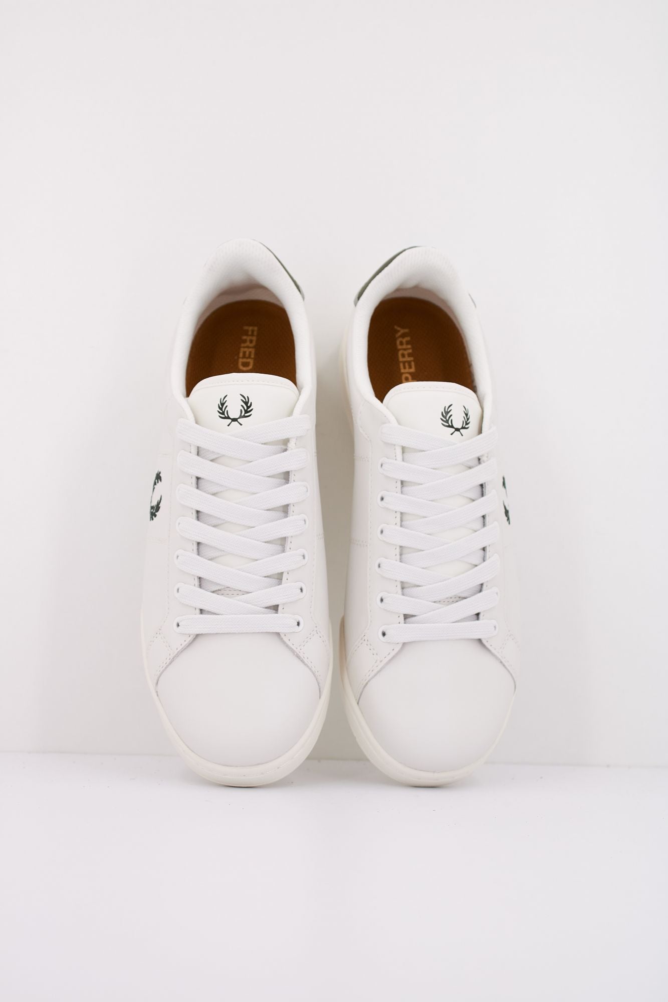 FRED PERRY B722 LEATHER en color BLANCO (3)