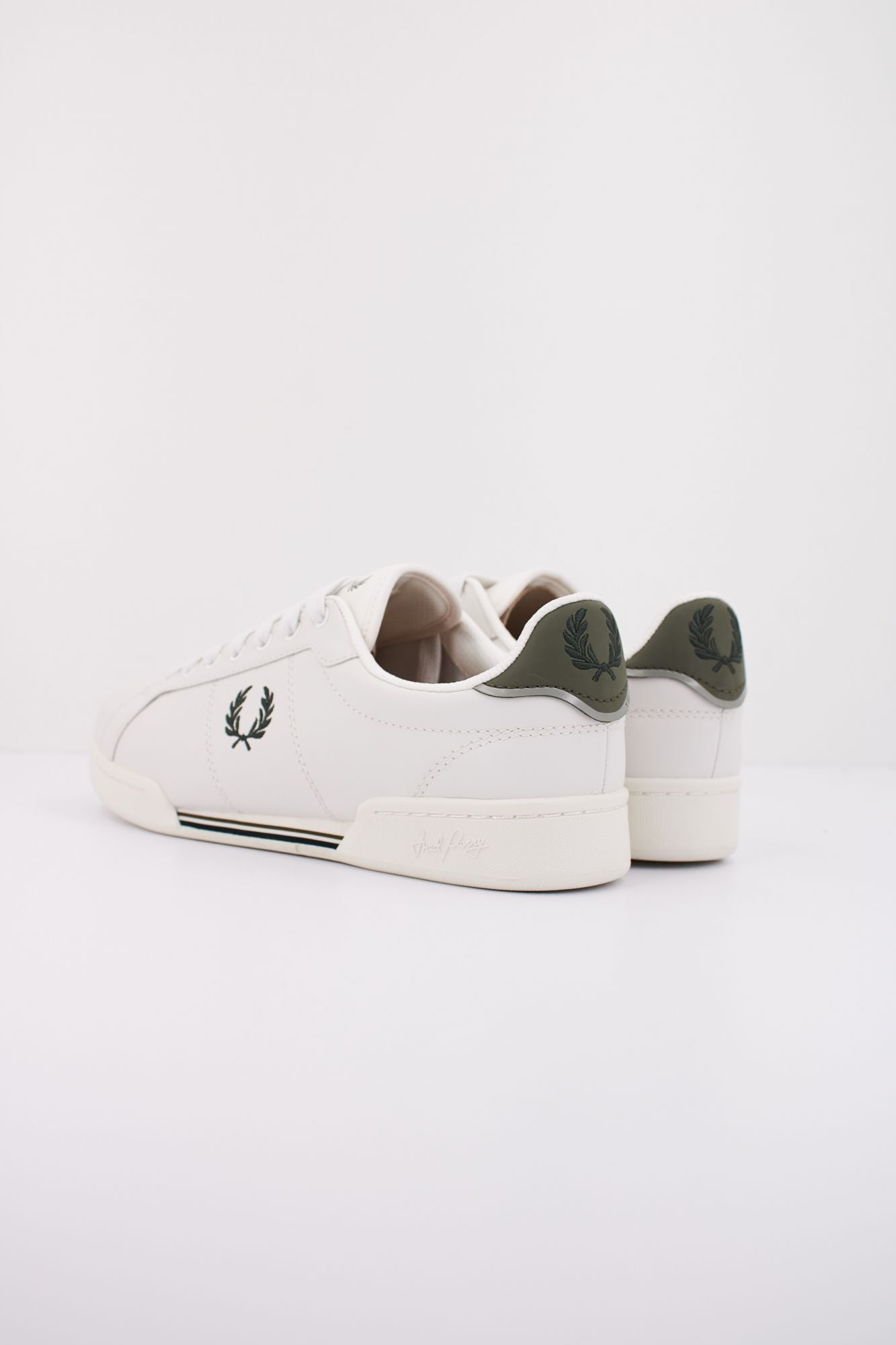 FRED PERRY B722 LEATHER en color BLANCO (4)