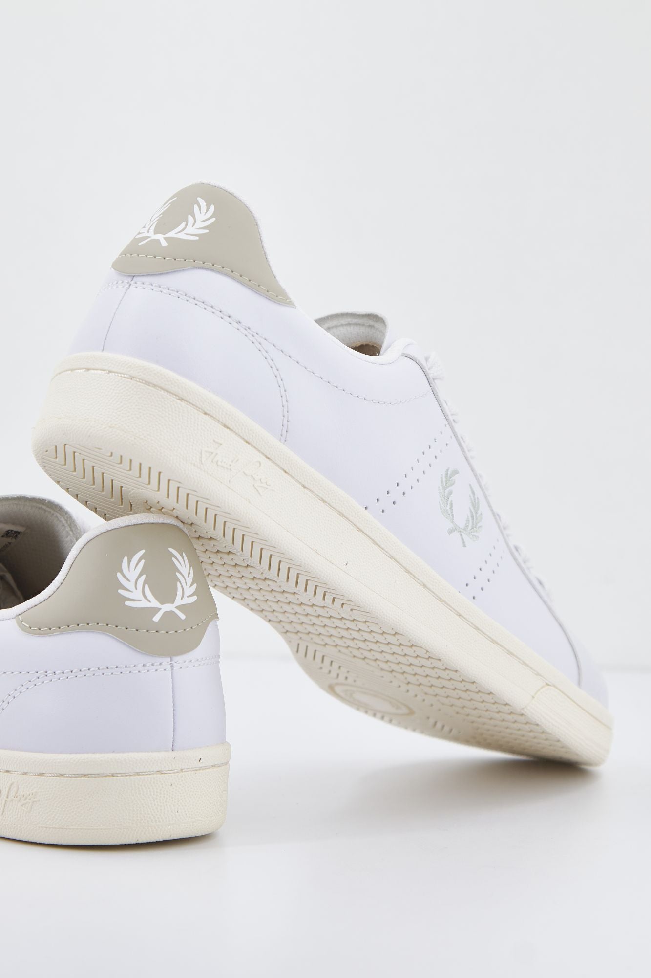 FRED PERRY  B721 LEATHER en color BLANCO (3)