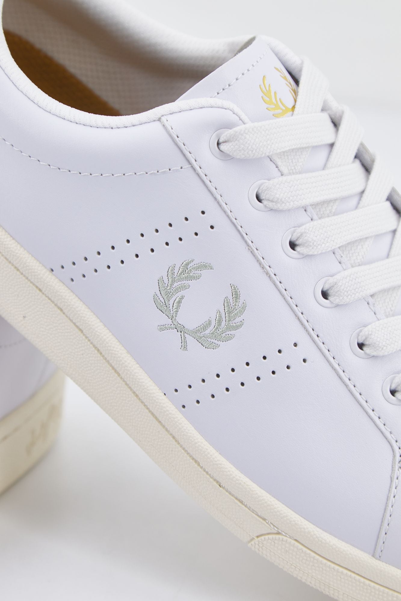 FRED PERRY  B721 LEATHER en color BLANCO (4)