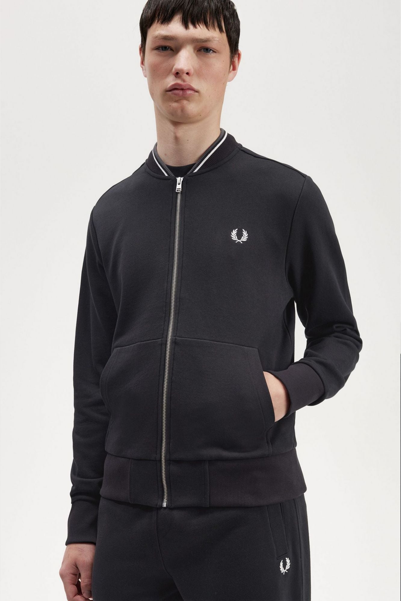 FRED PERRY ZIP THROUGH en color NEGRO (1)