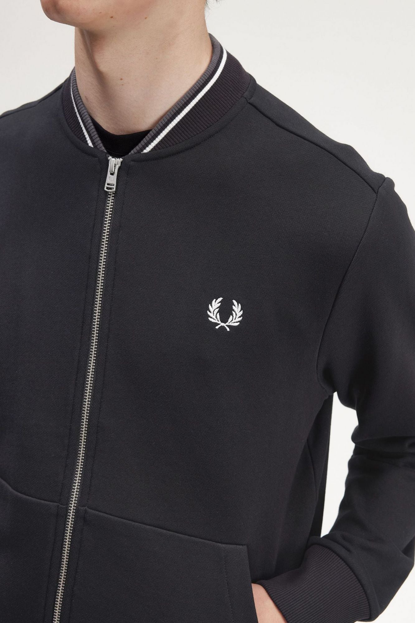 FRED PERRY ZIP THROUGH en color NEGRO (4)