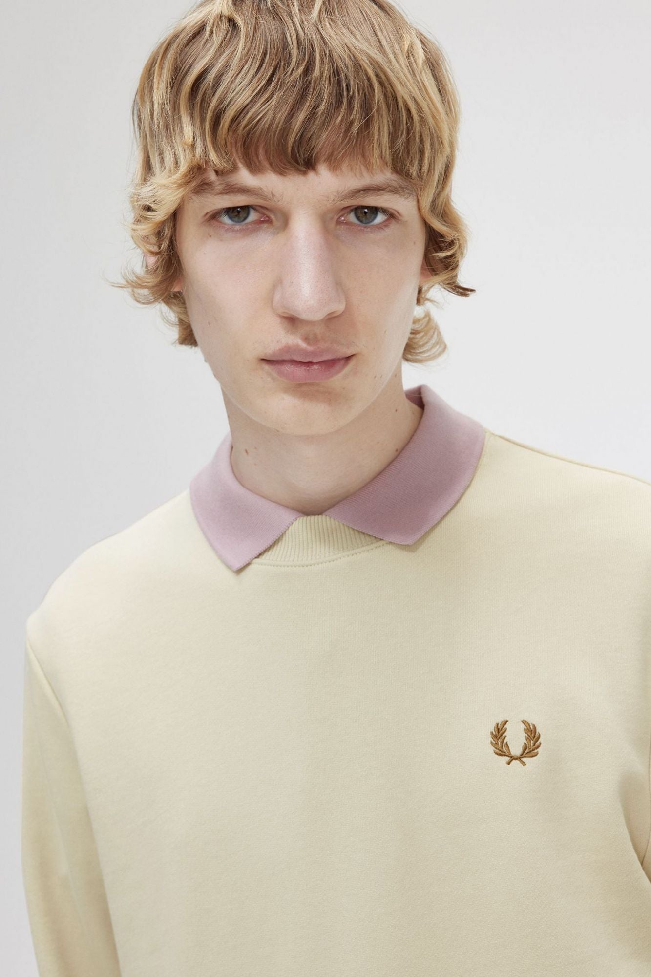 FRED PERRY CREW NECK en color BEIS (4)