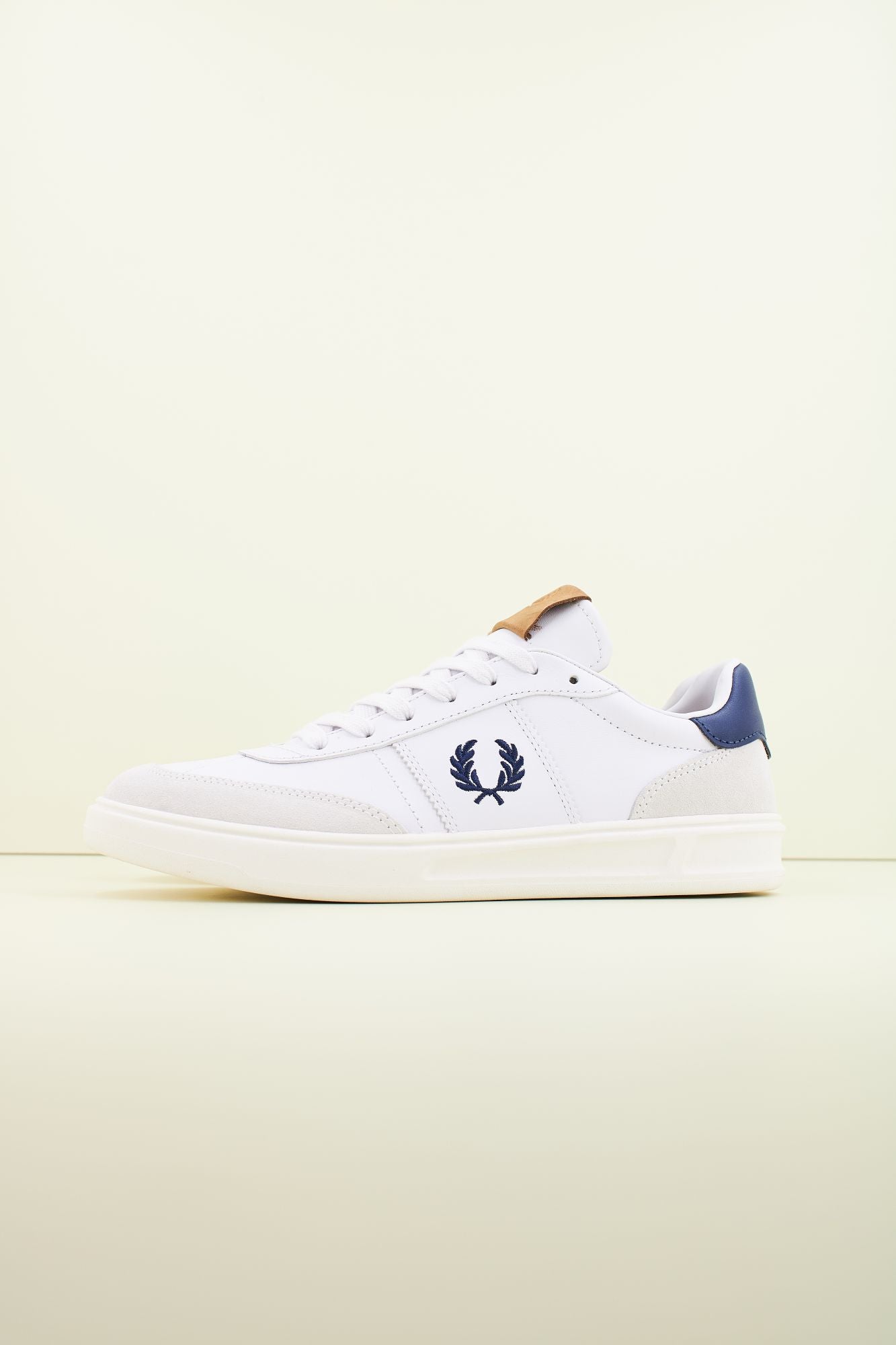 FRED PERRY LEATHER en color BLANCO (1)