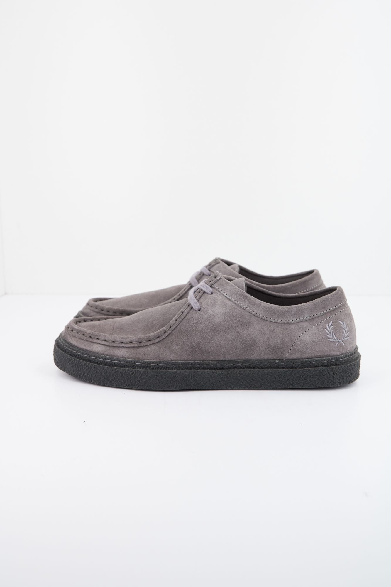 FRED PERRY DAWSON LOW SUEDE en color GRIS (1)