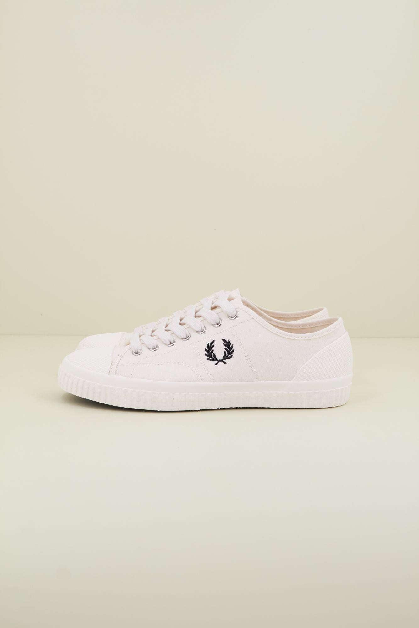 FRED PERRY HUGHES LOW CANVAS en color BLANCO (1)