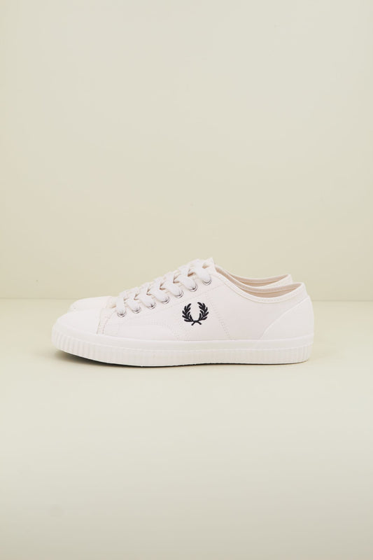 FRED PERRY HUGHES LOW CANVAS en color BLANCO (1)