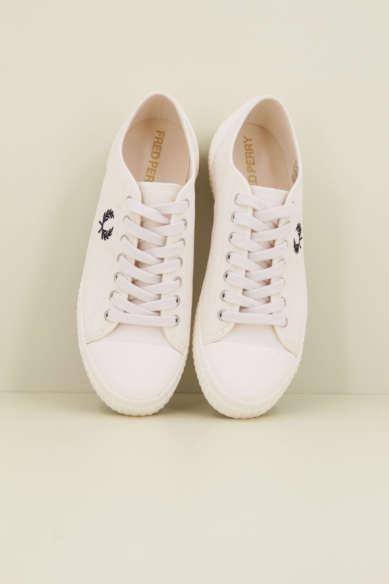 FRED PERRY HUGHES LOW CANVAS en color BLANCO (2)