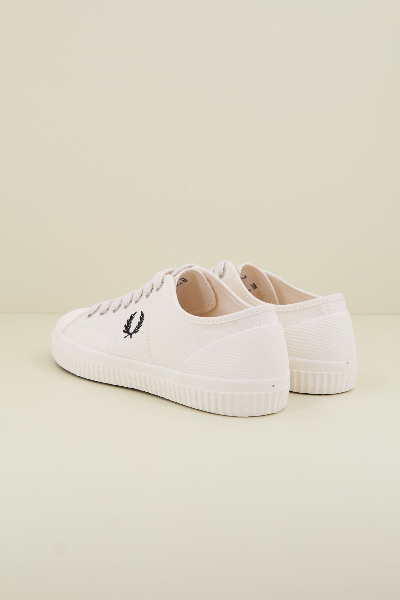 FRED PERRY HUGHES LOW CANVAS en color BLANCO (3)