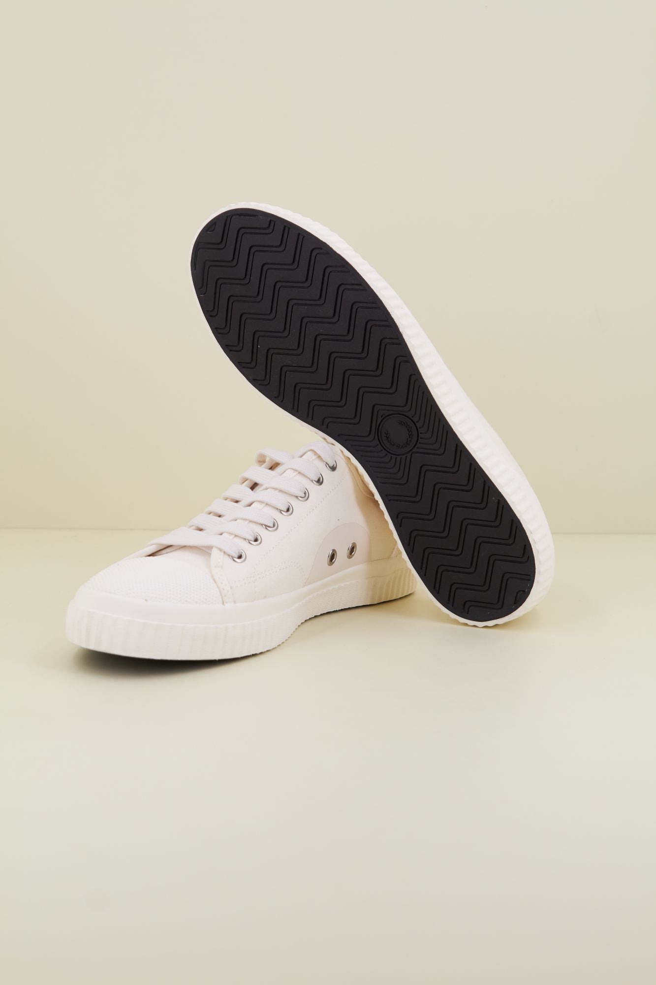 FRED PERRY HUGHES LOW CANVAS en color BLANCO (4)