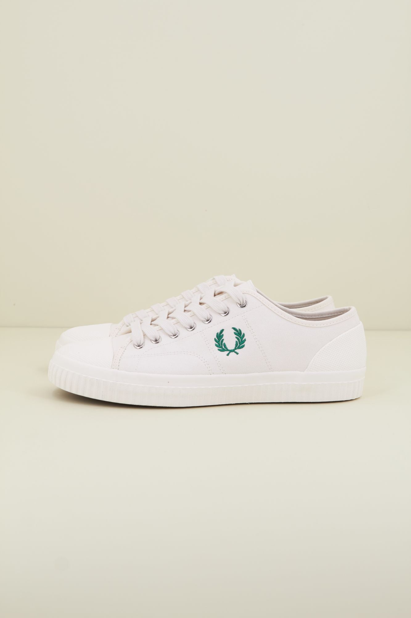 FRED PERRY HUGHES LOW CANVAS en color BLANCO (1)