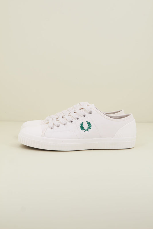 FRED PERRY HUGHES LOW CANVAS en color BLANCO (1)