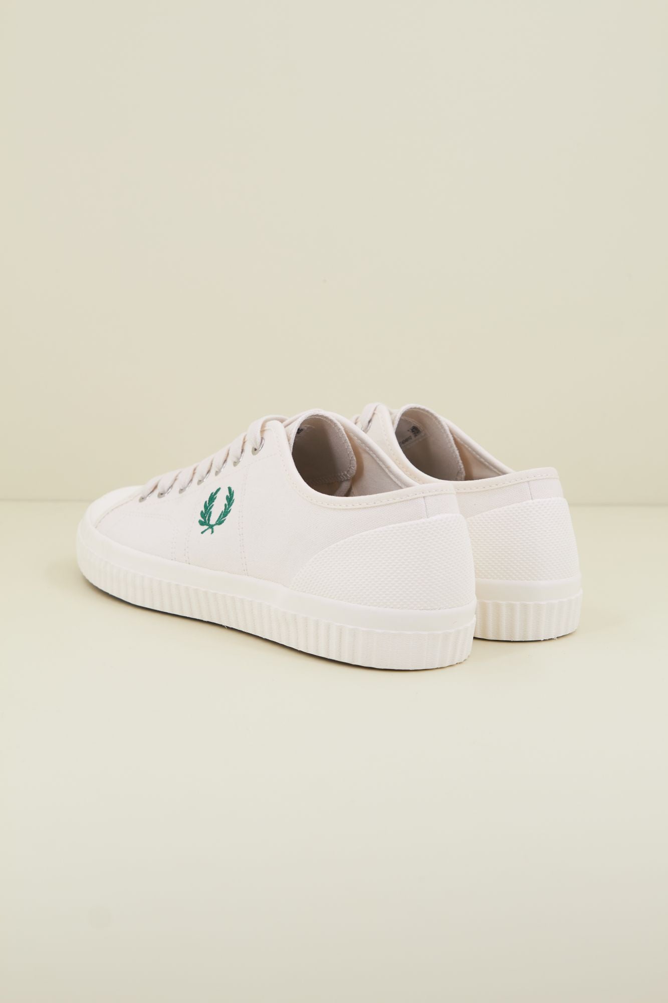 FRED PERRY HUGHES LOW CANVAS en color BLANCO (3)