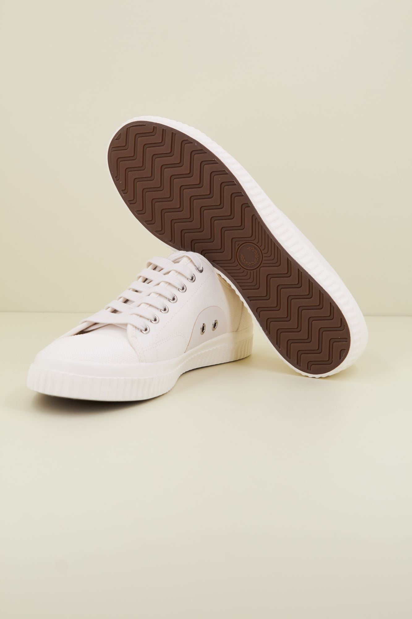 FRED PERRY HUGHES LOW CANVAS en color BLANCO (4)